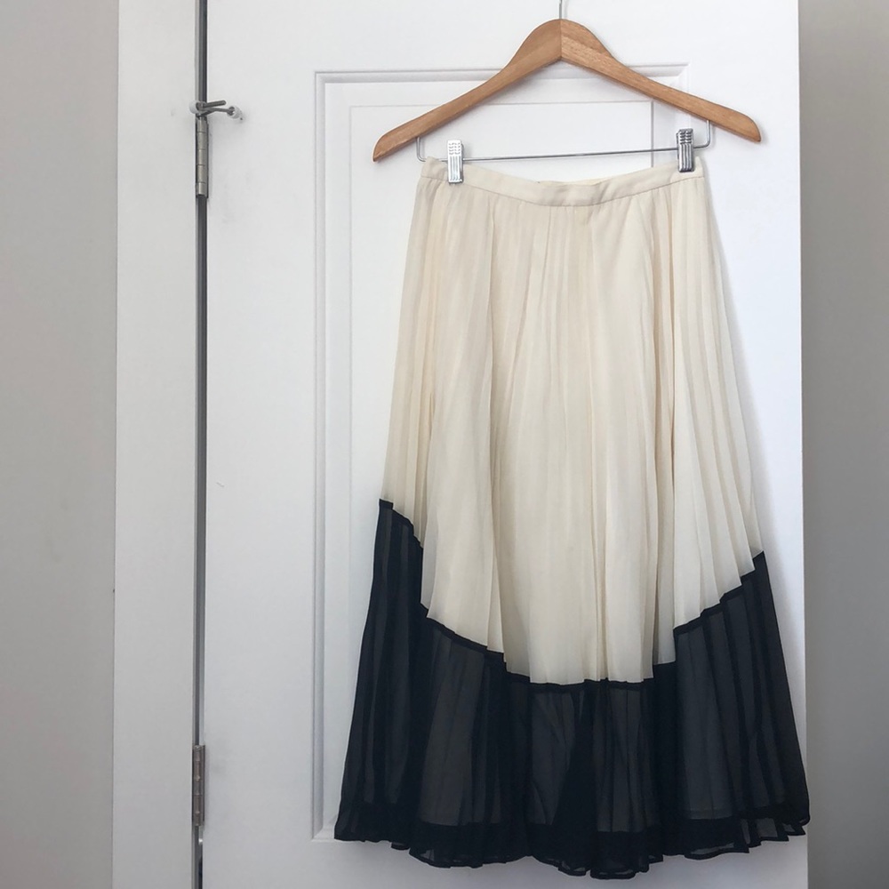 Banana Republic cream and black plead skirt size 4
